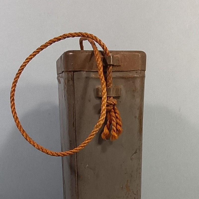 BOITE BLEU HORIZON DE TRANSPORT DE MASQUE A GAZ TYPE M2 GUERRE 1914 1918 EN TOLE PEINTE